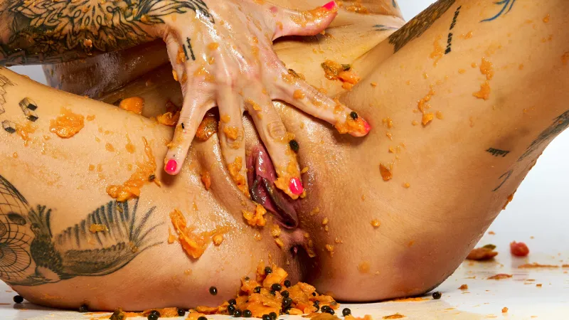 Chloe contemporary nude art Messy messy papaya expressive tattooed pose Barcelona photographer Cinaed Dane